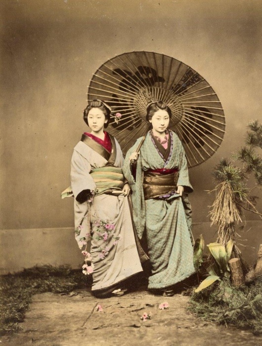 Прогулка под бумажным зонтиком. Цветные фотографии Японии 1865 года. Автор фото: Felice Beato.