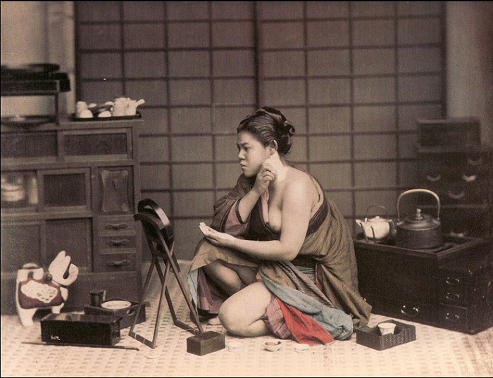 Гейша наносит традиционный макияж.  Цветные фотографии Японии 1865 года. Автор фото: Felice Beato.