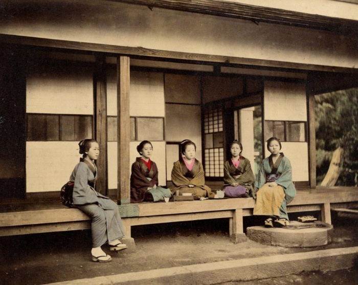 Гейши на отдыхе. Цветные фотографии Японии 1865 года. Автор фото: Felice Beato.