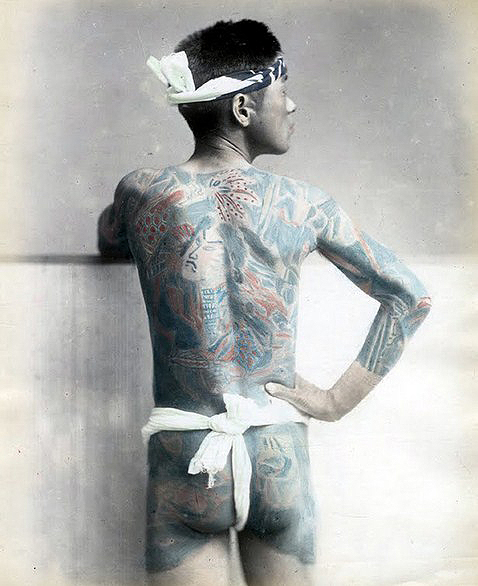 Татуированный мужчина.  Цветные фотографии Японии 1865 года. Автор фото: Felice Beato.