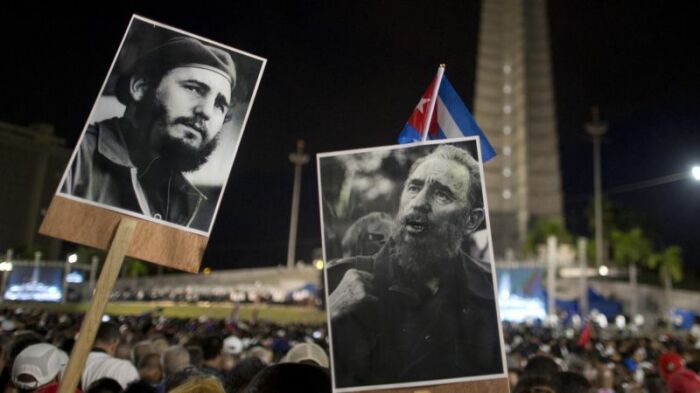 Скорбящие собираются в Гаване после смерти своего лидера. \ Фото: ichef.bbci.co.uk.