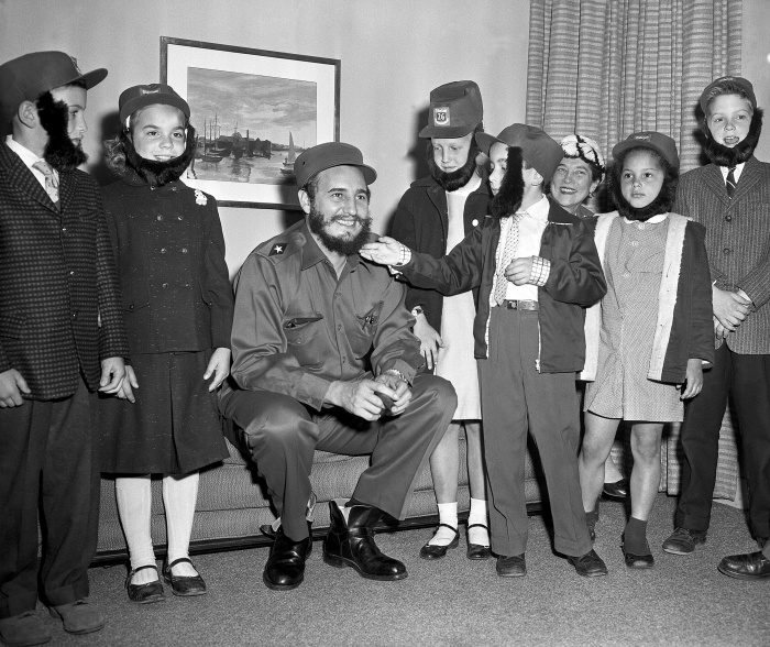 Фидель Кастро среди детей, восхищающихся его бородой. \ Фото: cdn.history.com.