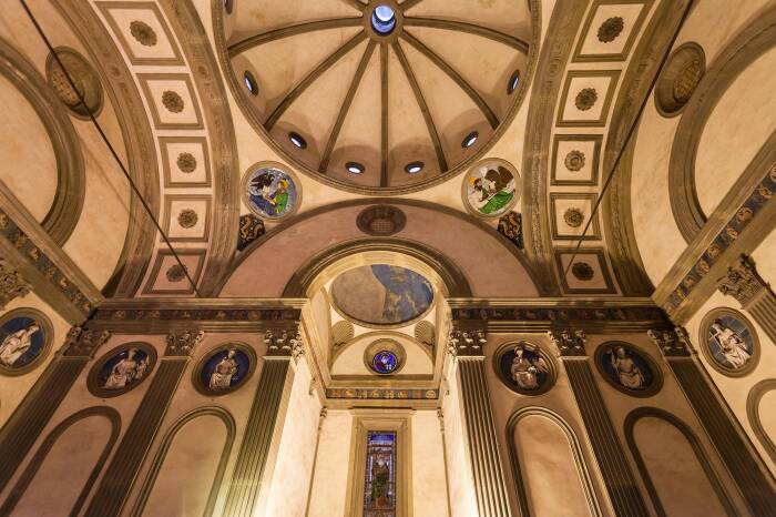 Капелла Пацци — архитектурное сооружение эпохи ренессанса, построенное по проекту Филиппо Брунеллески. \ Фото: vogue.com.