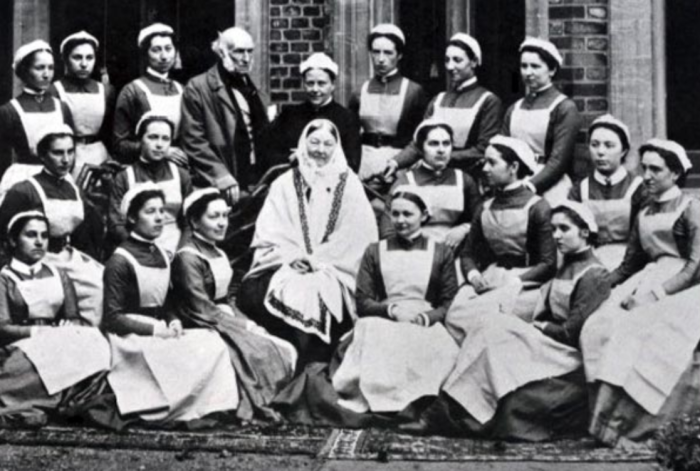 Флоренс Найтингейл (в центре) в 1886 году со своим выпускным классом медсестер из больницы Святого Томаса за пределами Клейдон-Хауса. \ Фото: worldfolksong.com.