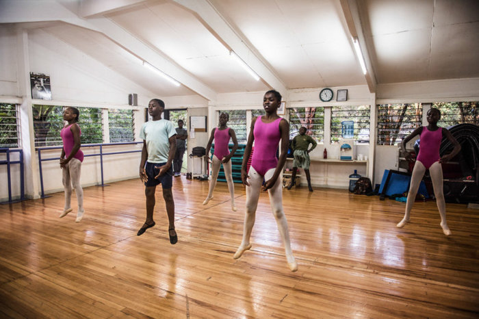 Занятия в балетной школе в престижном районе Карен. Автор: Автор: Frederik Lerneryd.