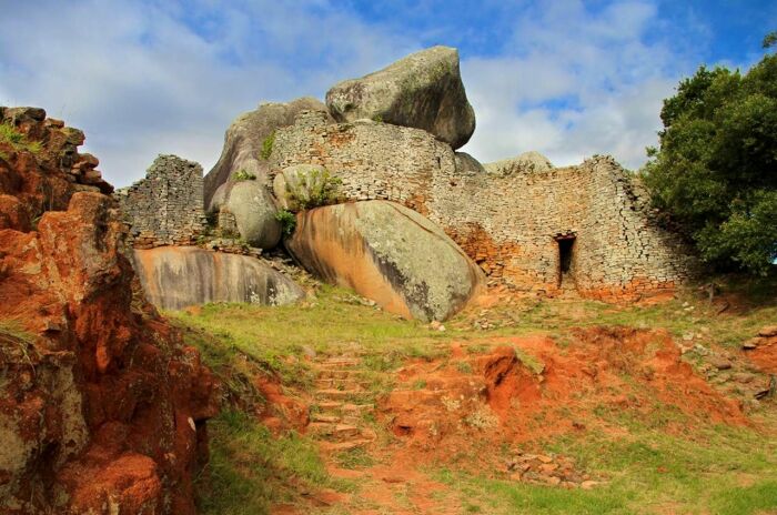 Большой Зимбабве (Великий Зимбабве) — название, данное каменным руинам древнего южноафриканского города, расположенного в провинции Масвинго государства Зимбабве. \ Фото: i.pinimg.com.