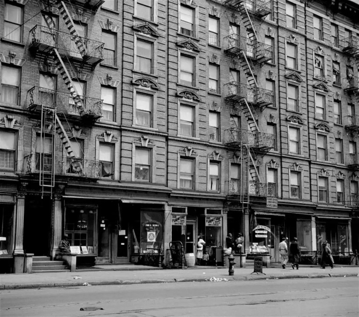 Многоквартирный дом в районе Гарлем в Нью-Йорке, 1943 год. \ Фото: bing.com.