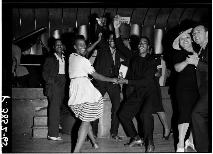 Танцоры в бальном зале Savoy во времена Гарлемского ренессанса 1920-х годов. \ Фото: cdn.urar.org.
