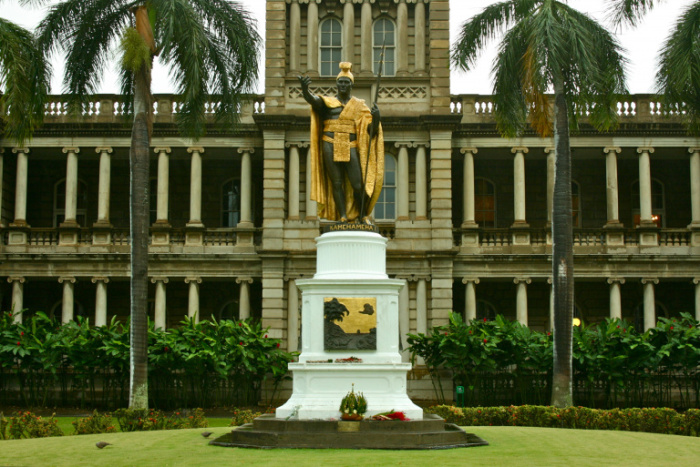 Памятник Камеамеа Великому на Гавайях. \ Фото: kiconcerts.com.