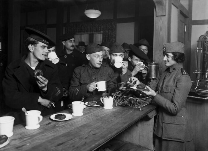 Американские военнослужащие пьют кофе в хижине Армии спасения в Нью-Йорке, 1918 год. \ Фото: i.pinimg.com.