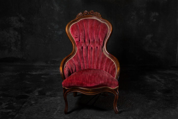 Красный старинный стул. Фото-проект «А что, если бы мебель стала людьми?». Автор фото: Horia Manolache.