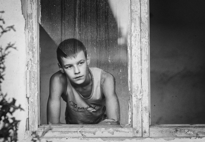 Мальчик в окне. Российский фотограф Инна Сухова.