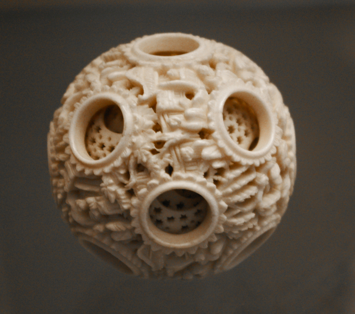 Китайский шар-головоломка с ажурным рисунком и серией из двенадцати шариков поменьше, слоновая кость, XIX век. \ Фото: wikipedia.org.
