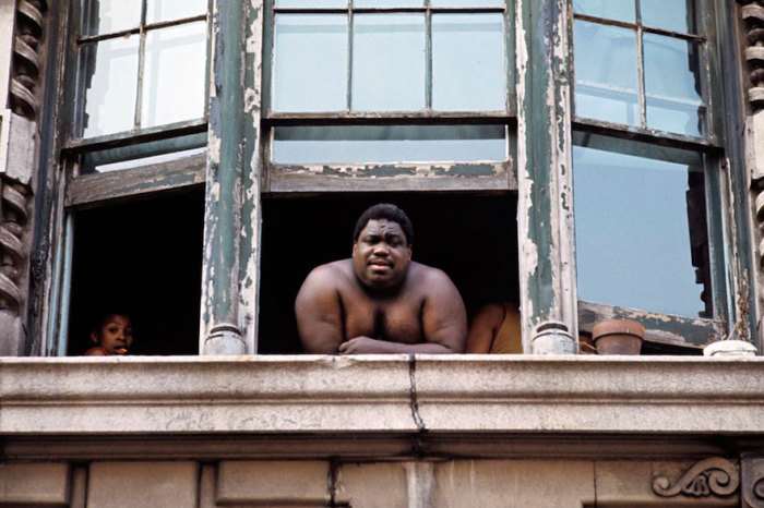 Мужчина в окне балкона. Автор фото: Jack Garofalo.