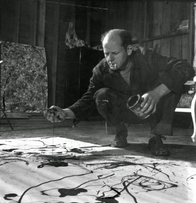 Джексон Поллок за работой в своей студии на Лонг-Айленде, 1949 год. \ Фото: blogspot.com.