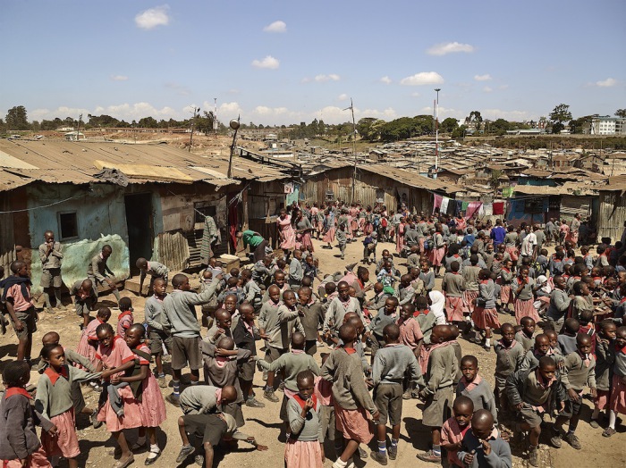 Школа в долине Матари, Найроби, Кения (Valley View School, Mathare, Nairobi, Kenya). Автор фото: James Mollison.