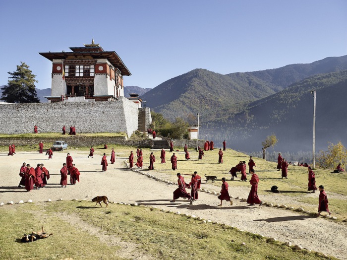 Монастырь Дечен-Пходранг, Тхимпху, Бутан (Dechen Phodrang, Thimphu, Bhutan). Автор фото: James Mollison.