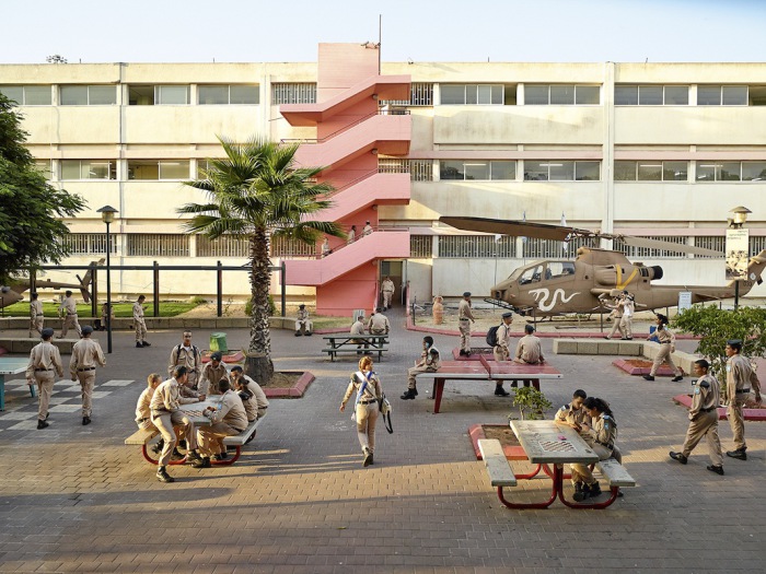 Средняя школа Хольц, Тель-Авив, Израиль (Holtz High School, Tel Aviv, Israel). Автор фото: James Mollison.