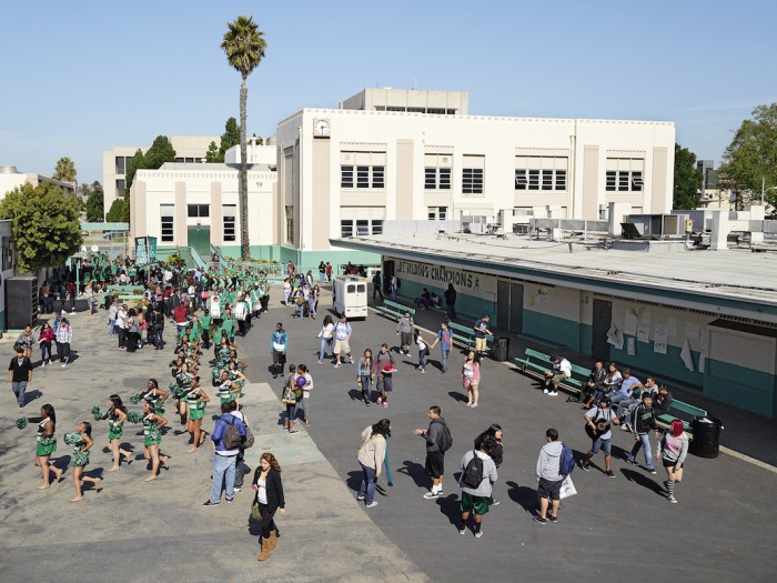 Средняя школа Ингвуда, Ингвуд, Калифорния (Inglewood High School, Inglewood, California). Автор фото: James Mollison.