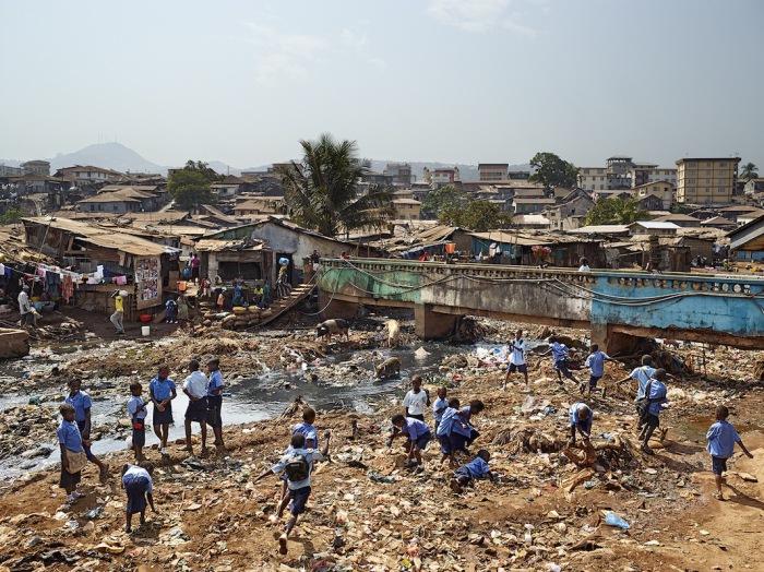 Средняя школа, Фритаун, Сьерра - Леоне (Kroo Bay Primary, Freetown, Sierra Leone). Автор фото: James Mollison.