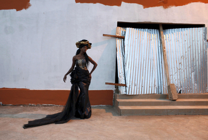 Модель Сира Кулибали в платье из базина от дизайнера Фади Майга. Автор фото: Джо Пенни (Joe Penney).