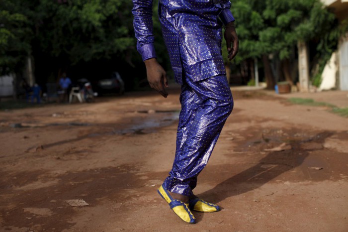 Дизайнер Баба Сереем позирует в костюме из базина перед своим домом в Бамако. Автор фото: Джо Пенни (Joe Penney). 