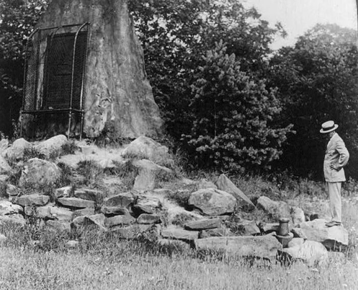 Остатки нефтяной скважины в Тайтусвилле, штат Пенсильвания, пробуренной Эдвином Дрейком (компания Keystone View Company) в 1926 году. \ Фото: bing.com.