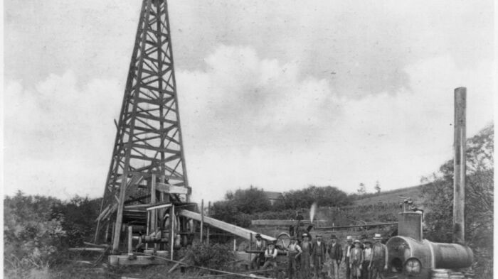 Группа мужчин, стоящих рядом с нефтяной вышкой в Тайтусвилле, Пенсильвания, фотограф Мазер, 1900 год. \ Фото: images.ecestaticos.com.