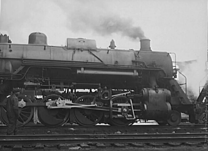 Поезд с нефтью, покидающий Центральную железнодорожную станцию Иллинойса и направляющийся на восток к Пенсильванской железной дороге, фотограф Джек Делано, 1942 год. \ Фото: bing.com.