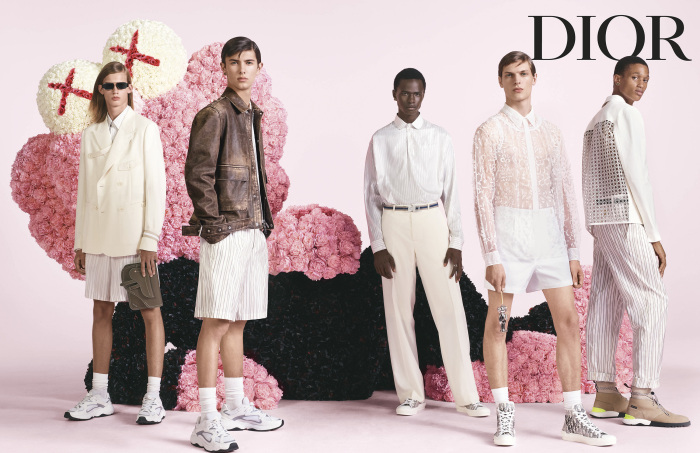 Рекламная кампания Мужской одежды Dior Весна/Лето 2019 год, KAWS и Ким Джонс. \ Фото: papermag.com.