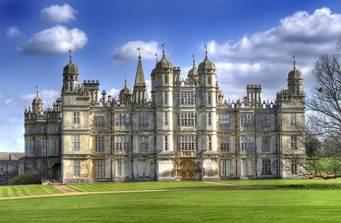 Бёрли-хаус —  резиденция, уцелевшая в Англии со времён королевы Елизаветы I и отражающая архитектурные вкусы той эпохи. \ Фото: google.com.
