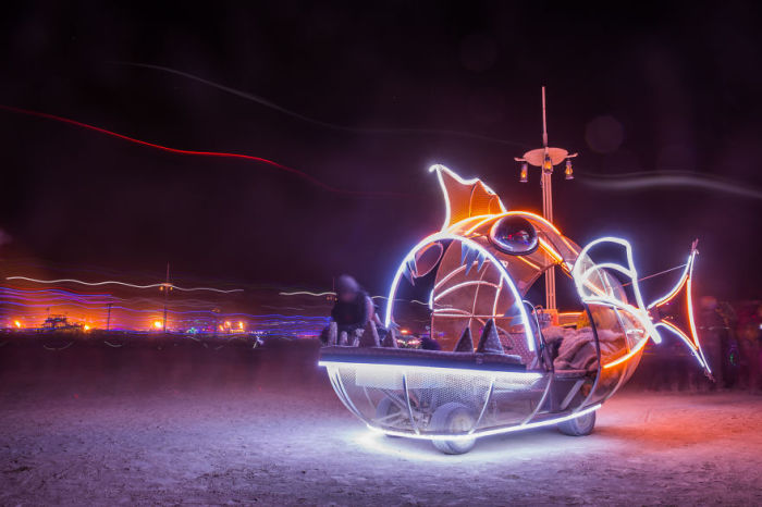 Волшебная рыбка. Фестиваль «Burning Man», пустыня Блэк-Рок, штат Невада (США). Автор фото: Ким Харди (Kim Hardy). 