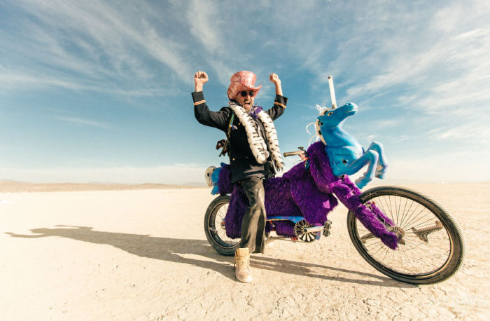 Яркий персонаж и его не не менее яркое транспортное средство. Фестиваль «Burning Man», пустыня Блэк-Рок, штат Невада (США). Автор фото: Ким Харди (Kim Hardy). 