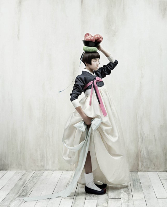 Девушка с яблоками. Работы корейского фотографа Кенг Ким Су (Kyung Kim Soo). 