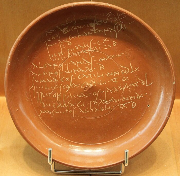 Древняя галльская надпись на terra sigillata. \ Фото: wikipedia.org.