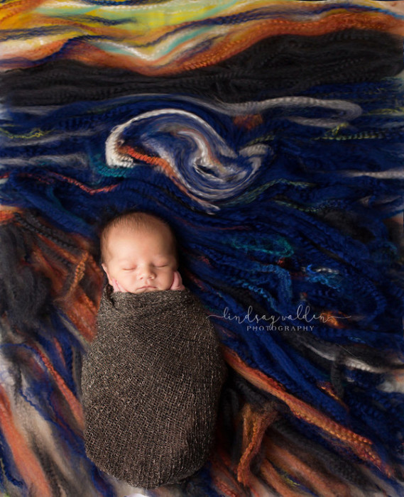 А здесь младенец расположился на полотне норвежского художника-экспрессиониста Эдварда Мунка «Крик». Автор фото: Линдси Уолден (Lindsay Walden). 