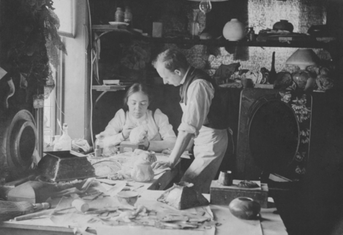 Клара Дрисколл в мастерской Тиффани, 1901 год. \ Фото: wikipedia.org.