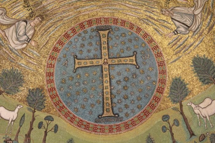 Мозаика с крестом. \ Фото: ravennantica.it.