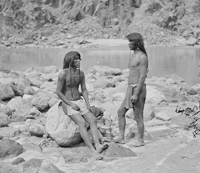 Два человека из Мохаве в набедренных повязках, 1871 год. \ Фото: wikimedia.org.