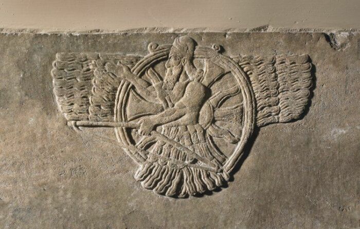 Ассур — верховный бог ассирийцев. \ Фото: i.pinimg.com.