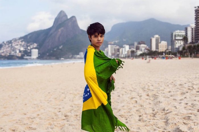 Женщина сфотографирована на пляже Ипанема в Рио-де-Жанейро, Бразилия. Автор: Mihaela Noroc.
