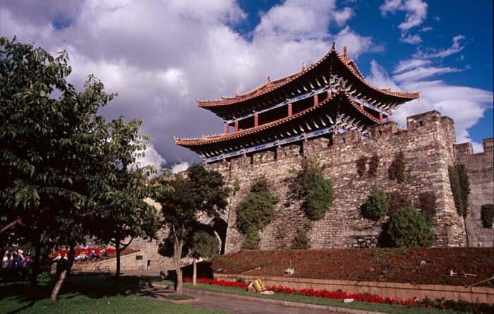 Южные ворота китайской крепости города Дали, построенной в 1382 г., вскоре после завоевания города и региона китайцами. \ Фото: en.wikipedia.org.