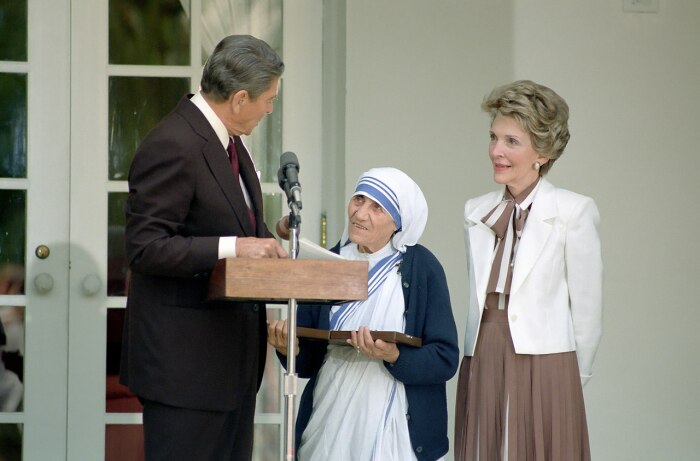 Президент США Рейган вручает матери Терезе медаль Свободы. Церемония в Белом доме, 20 июня 1985 года. \ Фото: wikipedia.org.