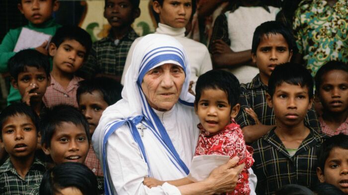 Мать Тераза в окружении детей во время одной из своих миссий. \ Фото: res.cgvdt.vn.