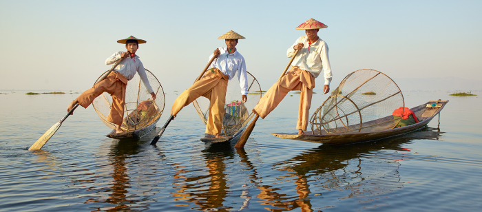 Рыбаки на озере Инле используют древний способ гребли ногами. | Фото: google.ru.