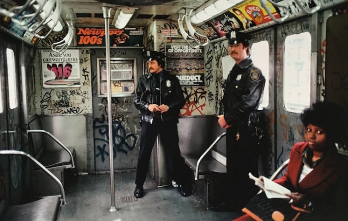 Полицейские в Ньюйорском метро. Автор: Martha Cooper.