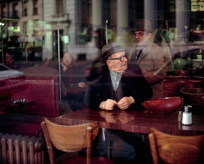 Мужчина за столиком в кафе. Автор: Robert Herman.