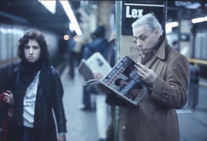 Мужчина читает газету. Автор: Ken Stein.