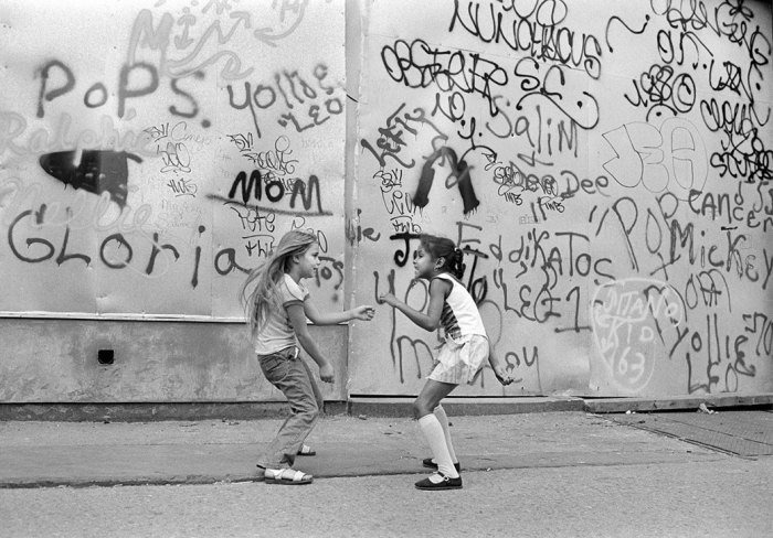 Девочки играют на улице. Автор: Martha Cooper.