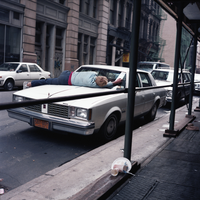 Мужчина, спящий на автомобиле, 1985 год. Автор: Janet Delaney.